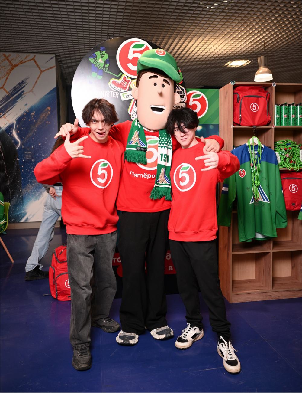 БРЕНДИРОВАННАЯ ЗОНА ПЯТЁРОЧКА - САЛАВАТ ЮЛАЕВ. 2025. - галерея изображение 1